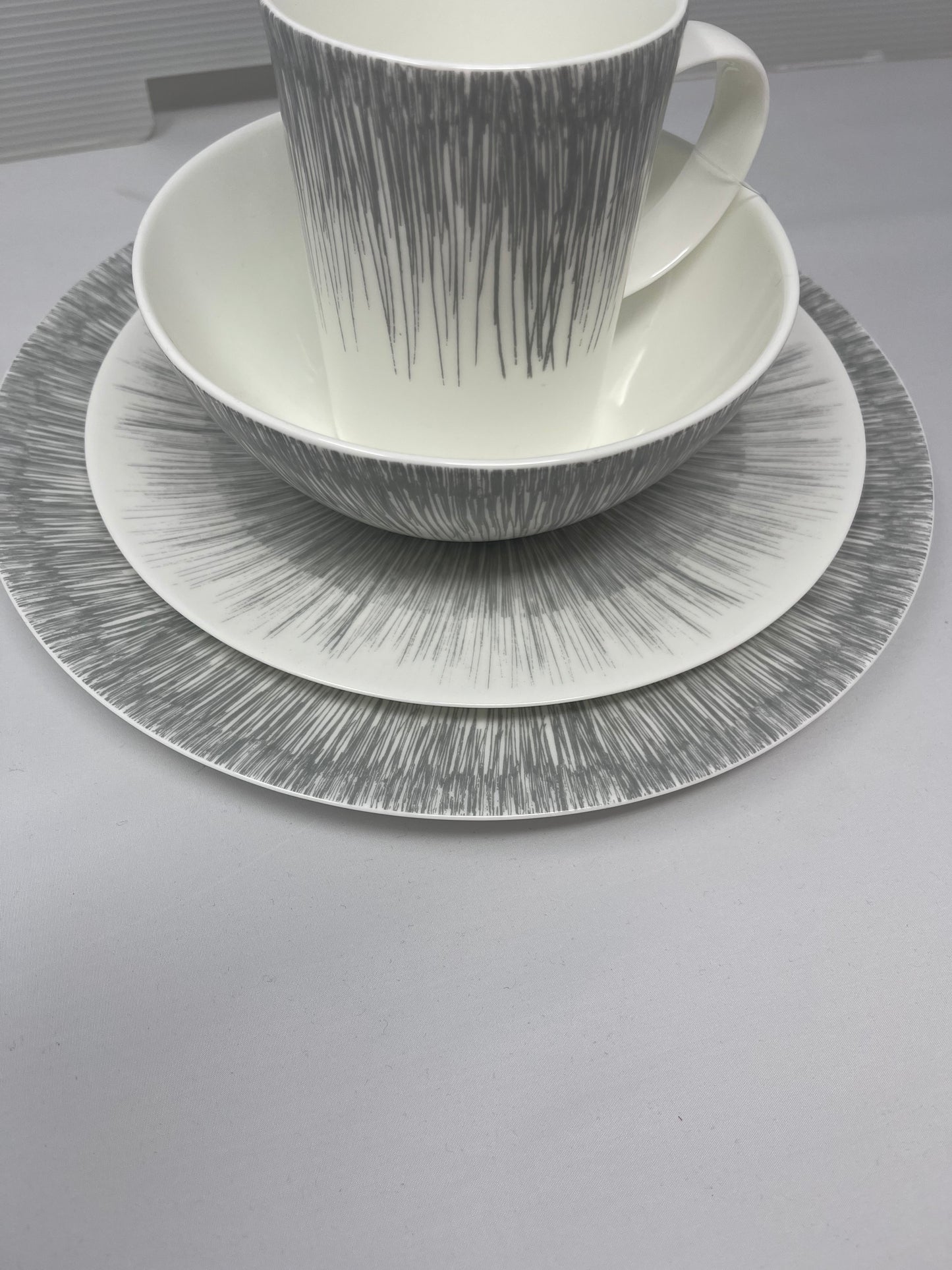 16-Piece Bone China Dinner Set – Elegant Dinnerware for 4